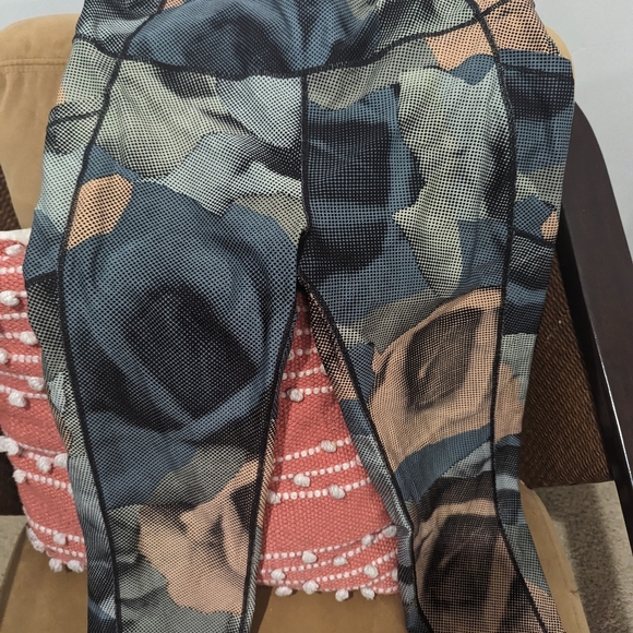 High rise performance active wear Calvin Klein waist pocket - Picture 2 of 3